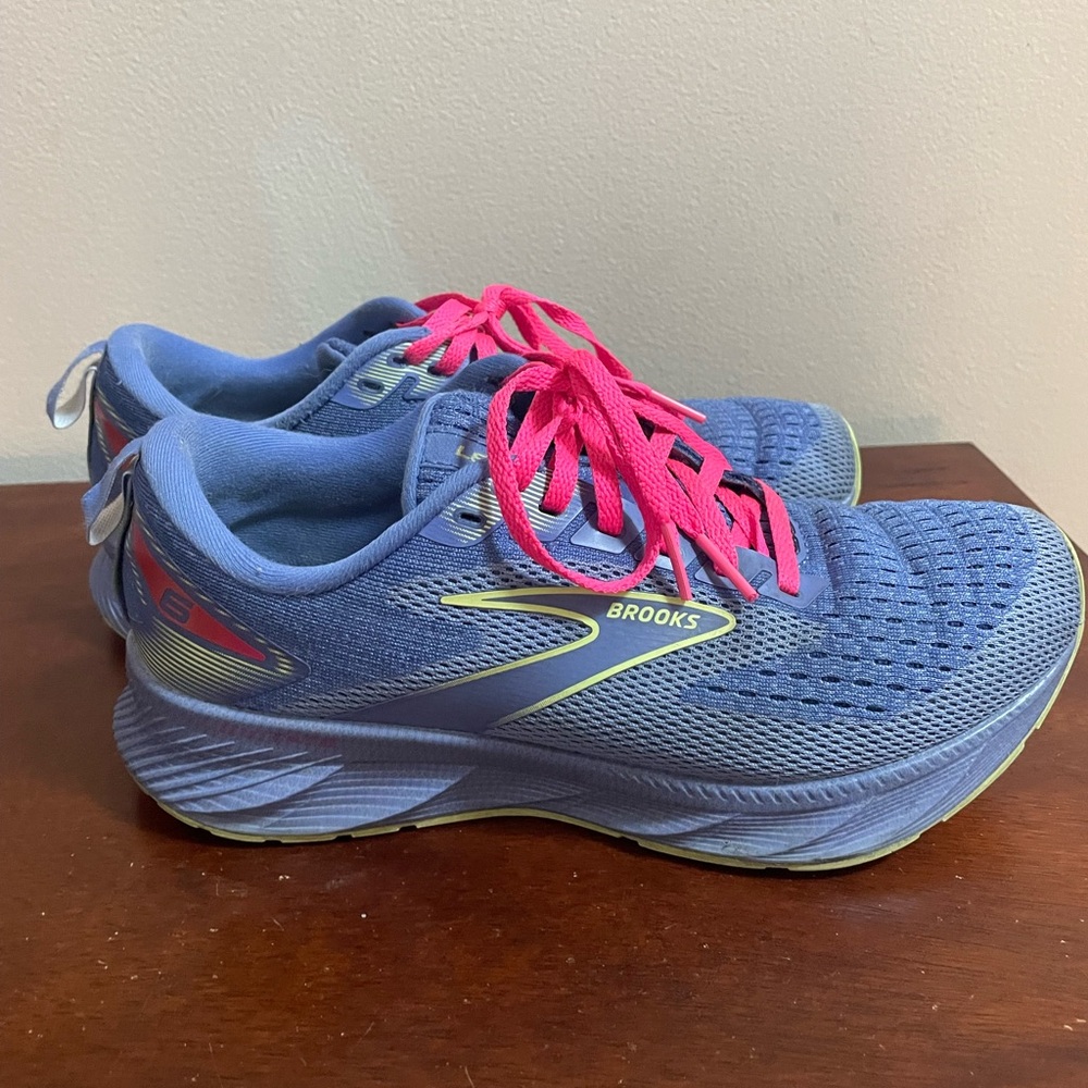 Brooks Blue Sneakers with Breathable Mesh and Padded Tongue